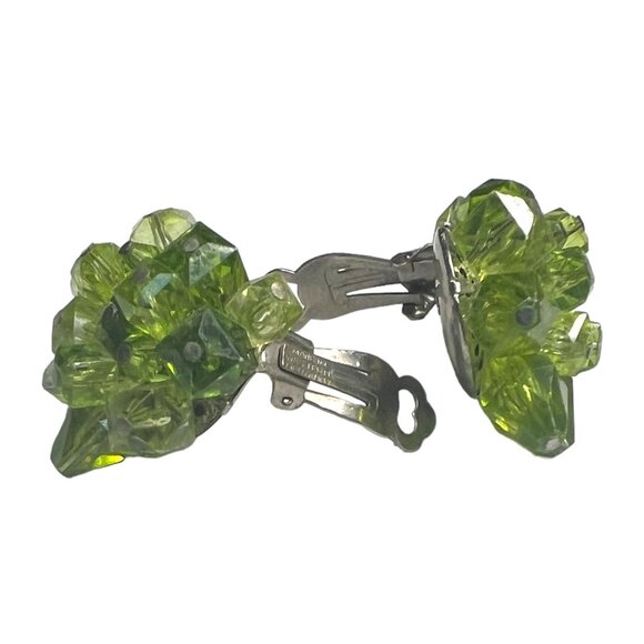 Vintage lime green beaded cluster clip earrings - Picture 3 of 4